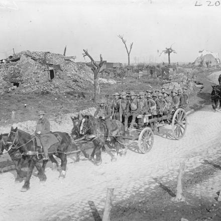 Carri trainati da cavalli che trasportano truppe a Wieltje, vicino a Ypres, 18 febbraio 1918. © IWM Q 8510