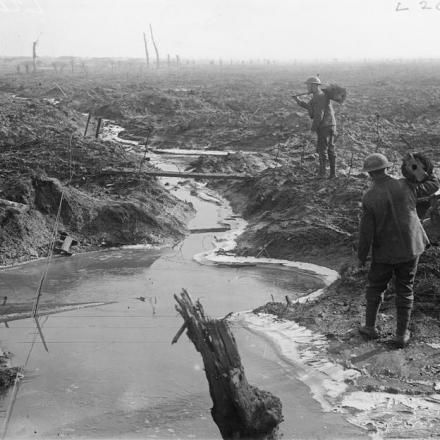 Truppe che trasportano rotoli di filo su ghiaccio e fango a Wieltje, vicino a Ypres, 18 febbraio 1918. © IWM Q 8512