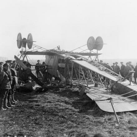 Resti di un bombardiere tedesco Friedrichshafen G.III, precipitato a testa in giù vicino a Ytres, il 19 febbraio 1918. © IWM Q 12155