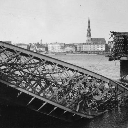 Un ponte distrutto a Dvinsk (Dyneburg), in Lettonia. © IWM Q 86747