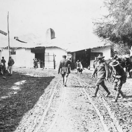 La strada principale di Gerico dopo l'occupazione da parte delle truppe britanniche, il 21 febbraio 1918. © IWM Q 12685