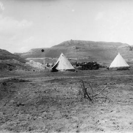 La brigata di fucilieri a cavallo della Nuova Zelanda a Khurbet Kakun, a est del Giordano,  il 21 febbraio 1918. © IWM Q 12697