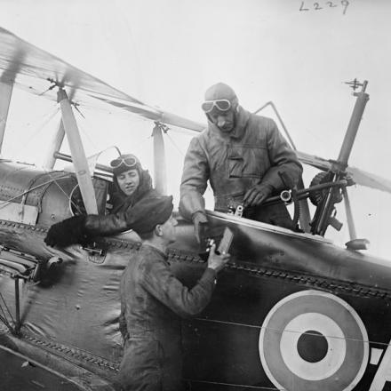 Un meccanico aereo che consegna lastre fotografiche a un osservatore in una Royal Aircraft Factory R.E.8 vicino ad Arras, il 22 febbraio 1918. © IWM Q 11982