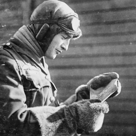 Un ufficiale canadese in servizio con il Royal Flying Corps esamina una fotografia aerea, vicino ad Arras, il 22 febbraio 1918. © IWM Q 8532
