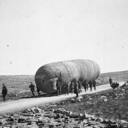 Uomini della compagnia n. 21 RAF che trasportano un pallone di osservazione lungo la strada di Gerusalemme. © IWM Q 12638