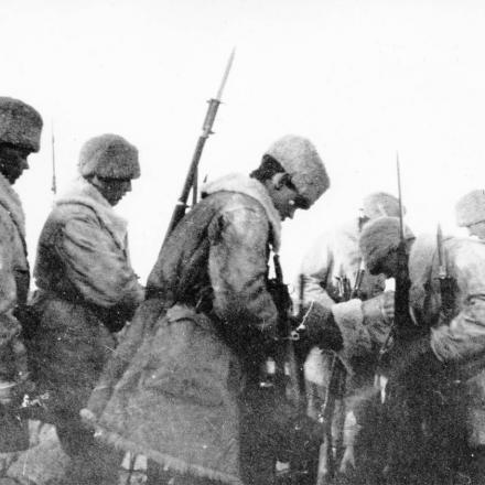 Le truppe svedesi disarmano i sovietici nel villaggio di Degerby, isole Åland. © wikipedia. Author unknown public domain