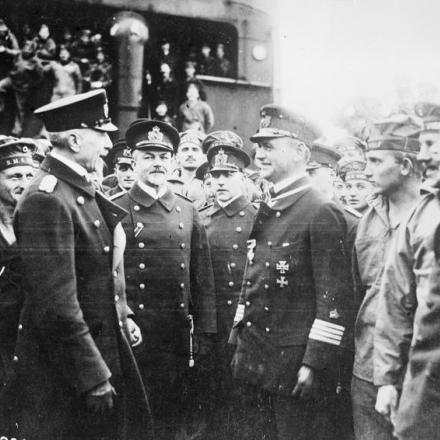 L'ammiraglio Reinhard Scheer si congratula con il capitano Karl Nerger, comandante dell'incursore mercantile tedesco SMS Wolf, al suo ritorno a Kiel dopo quindici mesi di crociera nel teatro del sud-est asiatico, 24 febbraio 1918.© IWM Q 24035