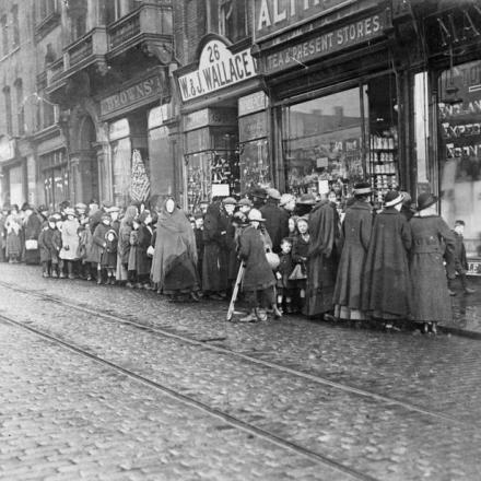 Coda per il cibo in Victoria Street a Blackburn durante la prima guerra mondiale. © IWM Q 56276