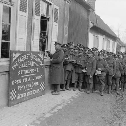 Truppe britanniche, presumibilmente da unità della 34a divisione, fuori dalla biblioteca divisionale di Frevent, il 26 febbraio 1918 © IWM Q 8535