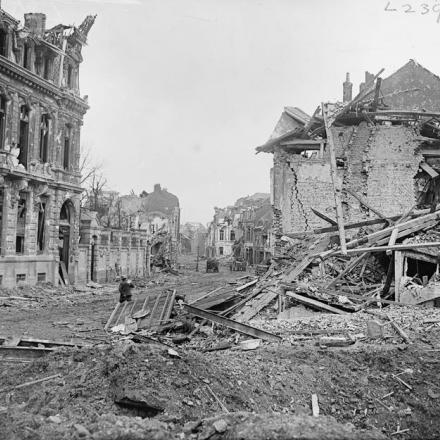 Rovine nella via principale di Armentieres, 27 febbraio 1918. © IWM Q 8540