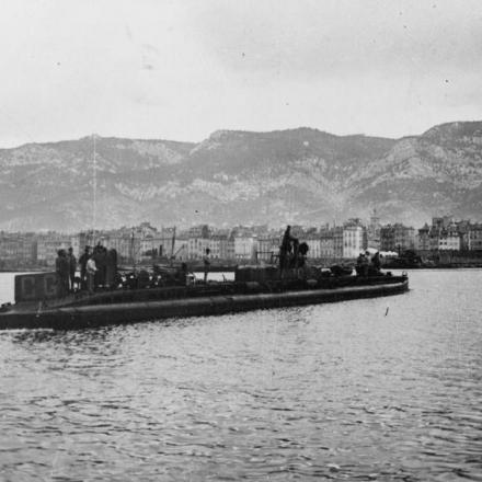 Il sottomarino francese "Cugnot", probabilmente a Tolone, il 28 febbraio 1918. © IWM Q 58296