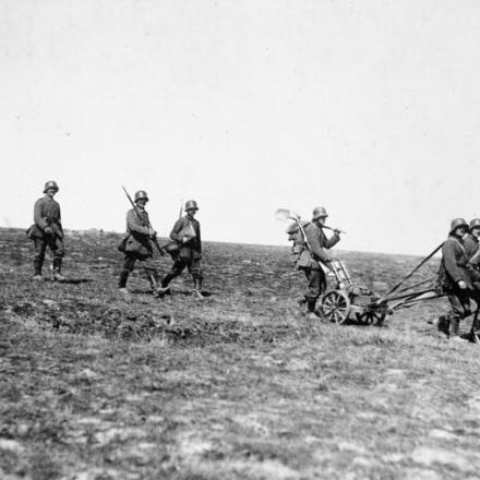 Truppe tedesche con un mortaio da trincea leggero da 7,58 cm (minenwerfer) nella regione francese della Champagne. © IWM Q 23781