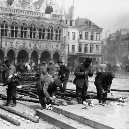 Sezione comunicazioni tedesca che erige e ripara linee telefoniche a St. Quentin, 1918. © IWM Q 88044