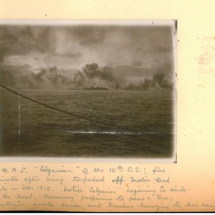 H.M.S. Calgarian. Foto scattata dalla coperta della HMS Poppy  cinque minuti dopo il siluramento. © Kate-mulkern CC BY-SA 4.0 via wikipedia