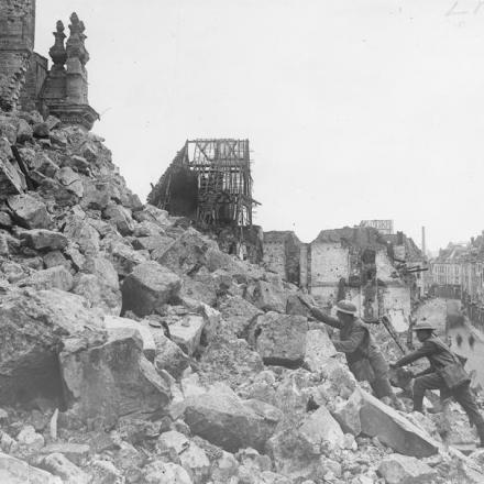 Un mucchio di rovine della cattedrale di Arras, 2 marzo 1918. © IWM (Q 10285)