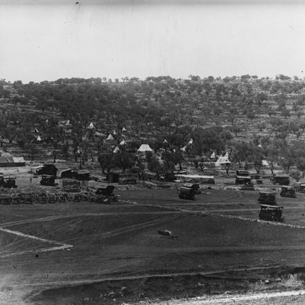 Un parcheggio per trattori e mezzi agricoli vicino alla Nablus Road. © IWM Q 12871