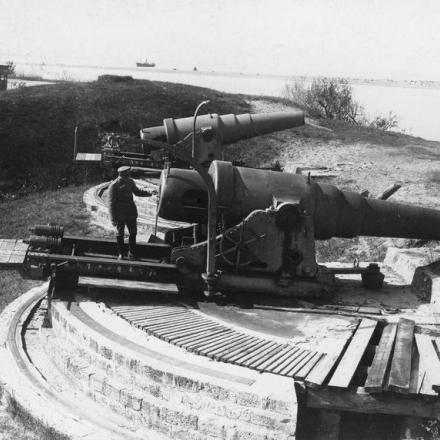 Cannoni costieri russi catturati integri a Dyneburg, 1918. © IWM Q 86888