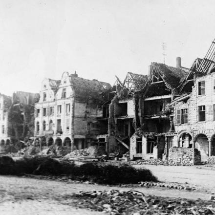 Case in rovina nella piazza principale di Arras, 5 marzo 1918. © IWM Q 49841