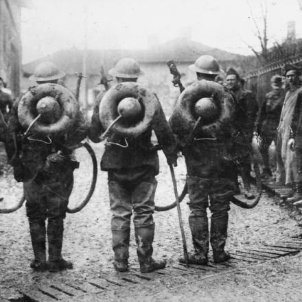 Soldati americani con lanciafiamme tedeschi catturati a Menil-la-Tour, 6 marzo 1918. © IWM (Q 94318)