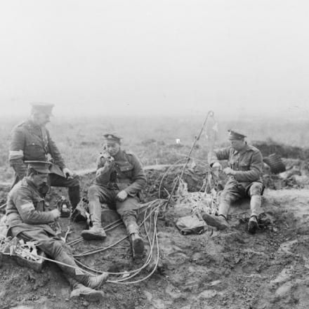 Royal Engineers che posano cavi  vicino alla fattoria di Les Fosses, vicino ad Arras sul fronte della 15a divisione, 7 marzo 1918. © IWM (Q10714)