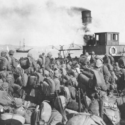 Truppe turche che si imbarcano per il trasferimento sul fronte orientale © IWM Q 86542