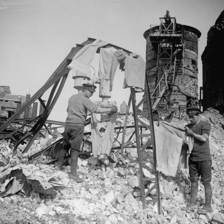 Soldati britannici alloggiati tra le rovine di una fabbrica a Bapaume, l'8 marzo 1918. © IWM (Q 8552)