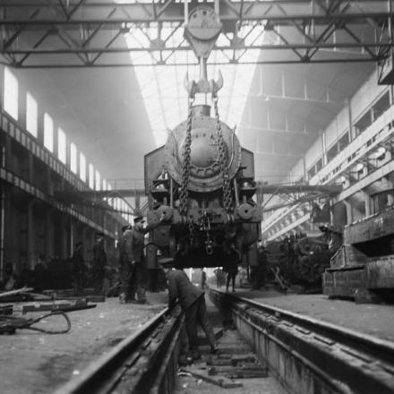 Un motore di locomotiva trasportato da un carroponte in un'officina del British Expeditionary Force (BEF) a St.Etienne-du-Rouvray, 9 marzo 1918. © IWM (Q 10768)