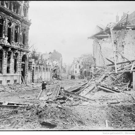 Una strada di Armentières. © BNF Gallica - Agence Rol ark_12148_btv1b53004498d
