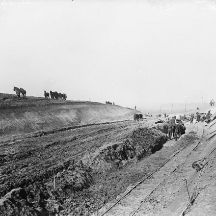 Truppe ferroviarie canadesi durante la costruzione di una ferrovia a scartamento largo a Lapugnoy (vicino a Bethune), 11 marzo 1918. © IWM (Q 10724)