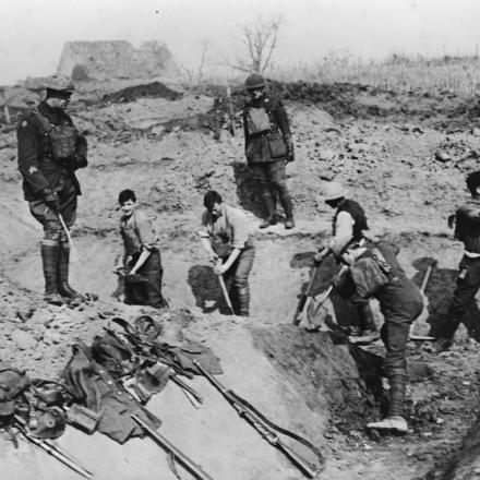 Il 13 ° battaglione, reggimento gallese costruisce linee di difesa arretrate a Houplines (30a divisione), 13 marzo 1918. © IWM (Q 10720)