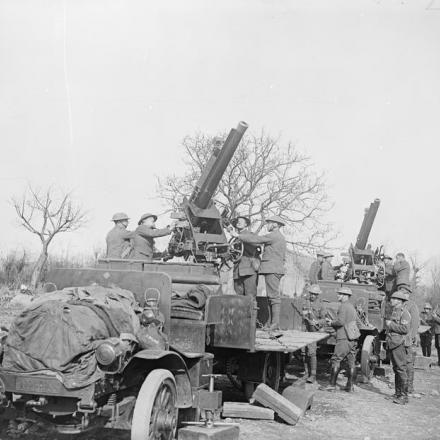 Due cannoni antiaerei da 13,9 libbre su un supporto per autocarro Mark IV in azione a Cambrin, 13 marzo 1918.© IWM Q 8559