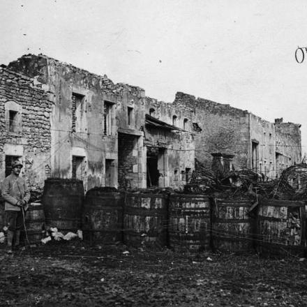 Un soldato francese presso una barricata nella strada in rovina di Saint-Agnant-sous-les-Cotes, 14 marzo 1918. © IWM Q 78982  