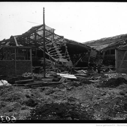  Il disastro di Courneuve, vista generale: all'esterno, vigili del fuoco. © BNF Gallica - Agence Meurisse  ark_12148_btv1b9031218t