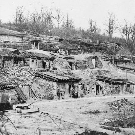 Capanne costruite dai soldati francesi nelle cave di Flirey, 15 marzo 1918. © IWM Q 69967