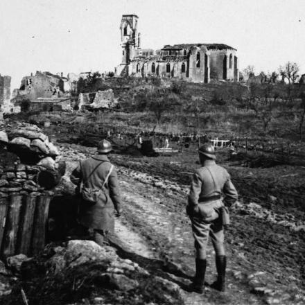 Le truppe francesi osservano le rovine della chiesa di Flirey da una trincea di comunicazione, 15 marzo 1918.© IWM (Q 78983)