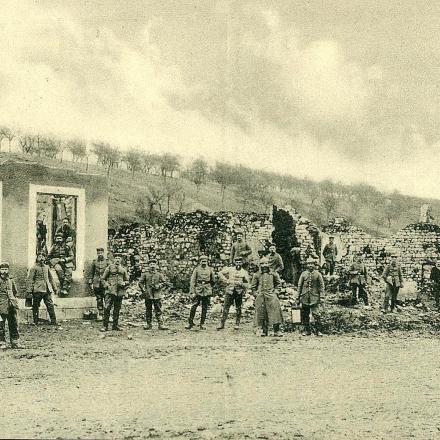 Soldati tedeschi nella distrutta Cheppy © europeana.eu_contributions_21428