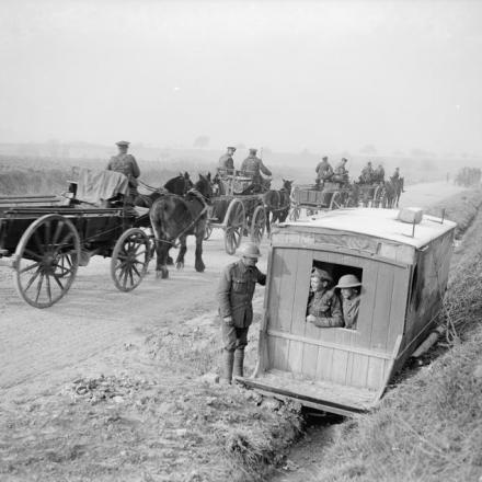 Mezzo motorizzato tedesco abbandonato sul ciglio della strada e utilizzato come riparo vicino a Chauny, 16 marzo 1918. © IWM (Q 8572)