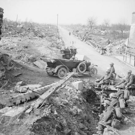 Truppe britanniche che riposano tra le rovine di Treguier, 16 marzo 1918.© IWM Q 8575
