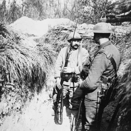Un britannico e un soldato francese in conversazione all'incrocio delle linee britanniche e francesi recentemente estese a Bernagousse, a sud di Barisis, il 16 marzo 1918. © IWM (Q 8700)