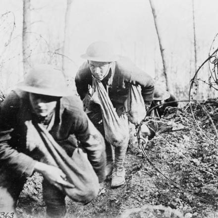 Truppe d'assalto americane in azione vicino a Badonviller, il 17 marzo 1918. Notare le loro borse piene di bombe a mano. © IWM (Q 61343)