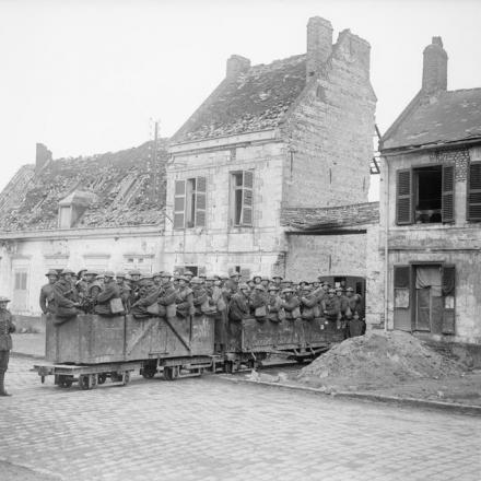 Un gruppo dei Royal Engineer su una ferrovia leggera che passa attraverso un edificio in rovina ad Arras, marzo 1918. © IWM (Q 8578)