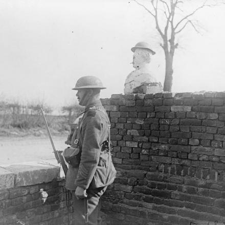 Una sentinella britannica vicino a Peronne, 17 marzo 1918. © IWM (Q 9979)