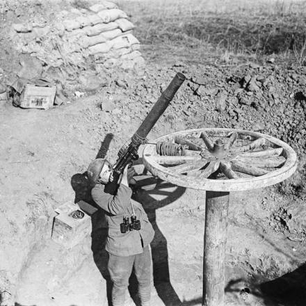 Un cannoniere della Royal Garrison Artillery  con una mitragliatrice Lewis montata su una ruota per difea antiaerea, Monchy-le-Preux, 18 marzo 1918. © IWM (Q 10749)