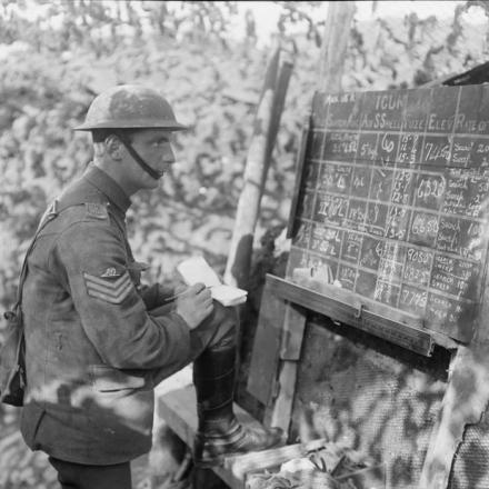 Un sergente di batteria della Royal Garrison Artillery  copia le istruzioni per le linee di SOS.  Monchy-le-Preux, 18 marzo 1918.© IWM (Q 10895)
