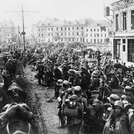 Preparativi per l'offensiva di primavera. Truppe tedesche concentrate nelle strade distrutte di St. Quentin, immediatamente prima dell'offensiva di primavera, 19 marzo 1918. © IWM (Q 55480)