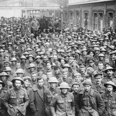 Masse di prigionieri britannici catturati durante l'offensiva di primavera. © IWM Q 23842
