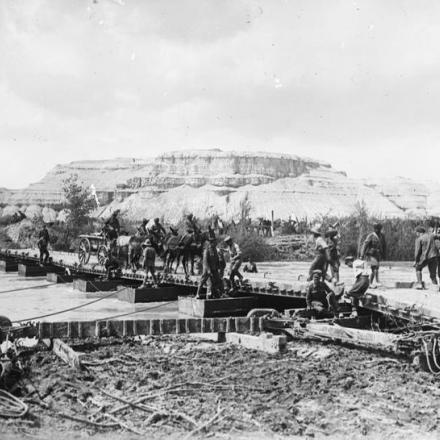 Passaggio del Giordano, 21 - 23 marzo 1918. Un ponte di barche sul fiume Giordano a El Ghoraniyeh, vicino a Gerico. © IWM Q 12602