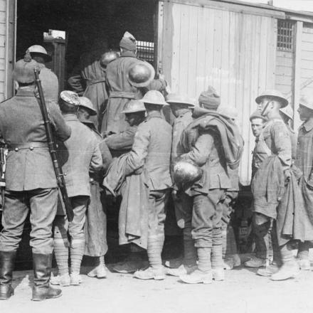 Prigionieri britannici, catturati dai tedeschi nelle prime fasi dell'offensiva di primavera in una stazione ferroviaria. © IWM Q 24056