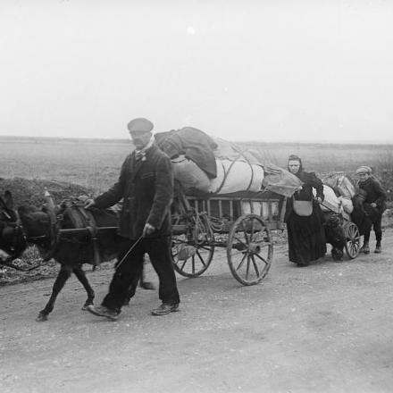 Rifugiati che lasciano Ham con i loro averi caricati su un carro trainato da un mulo, 22 marzo 1918. © IWM Q 10828