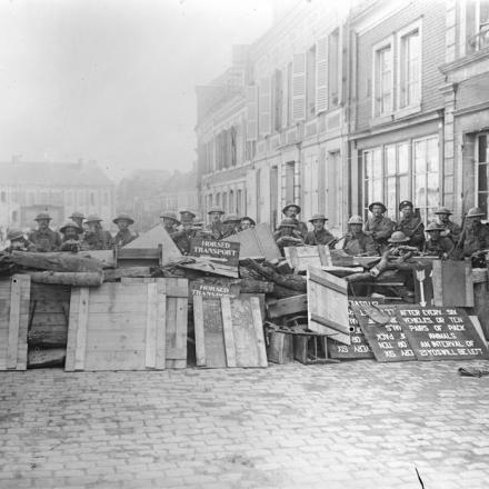 Battaglia di San Quintino. Le truppe britanniche presidiano una barricata improvvisata a Peronne il giorno prima che cadesse, il 23 marzo 1918. © IWM Q 11568